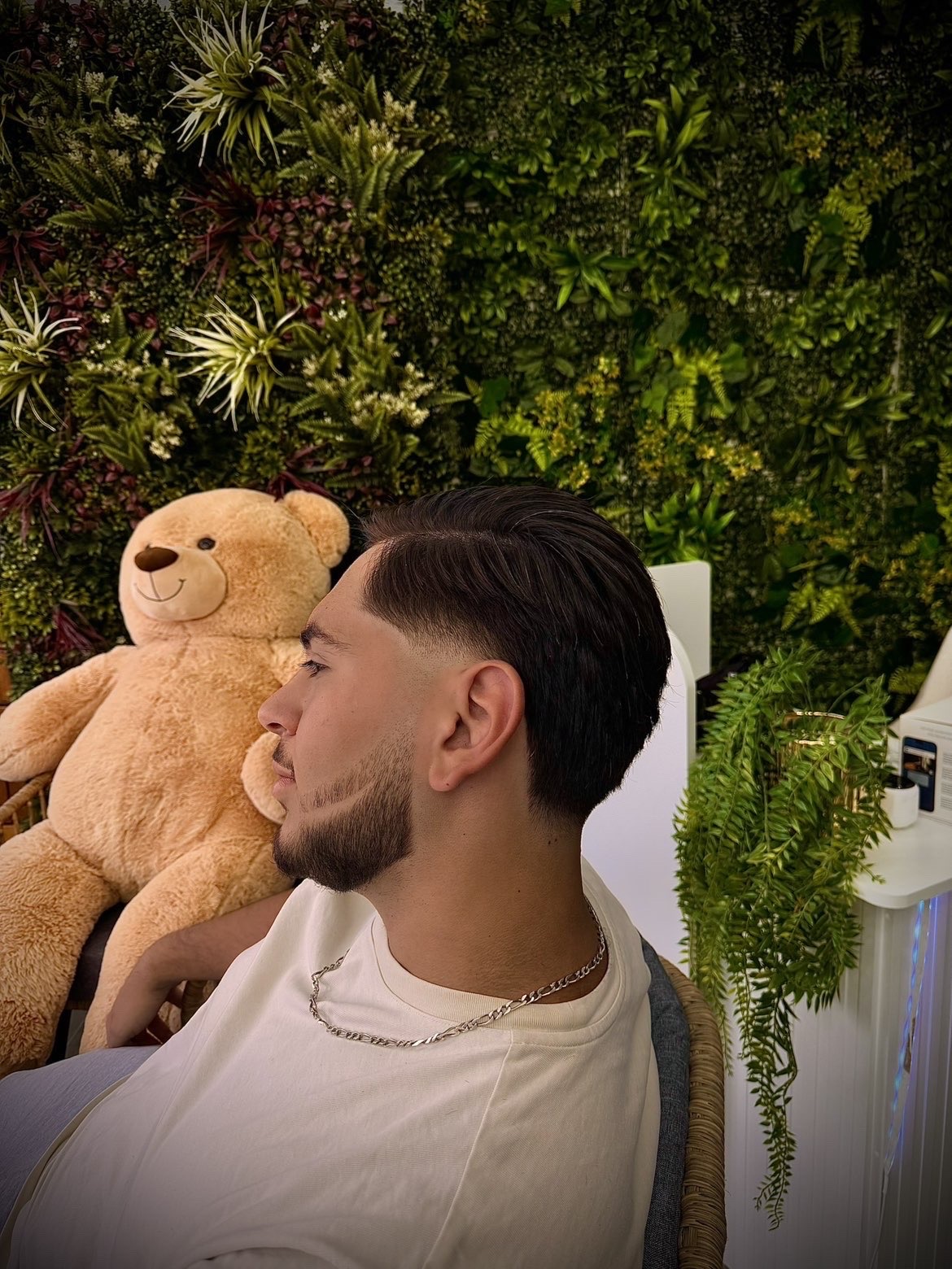 Coupe coiffée en arrière et barbe travaillée chez Ace Barber